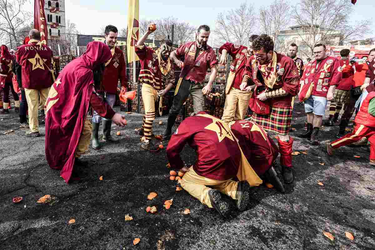 persone che festeggiano il carnevale di ivrea