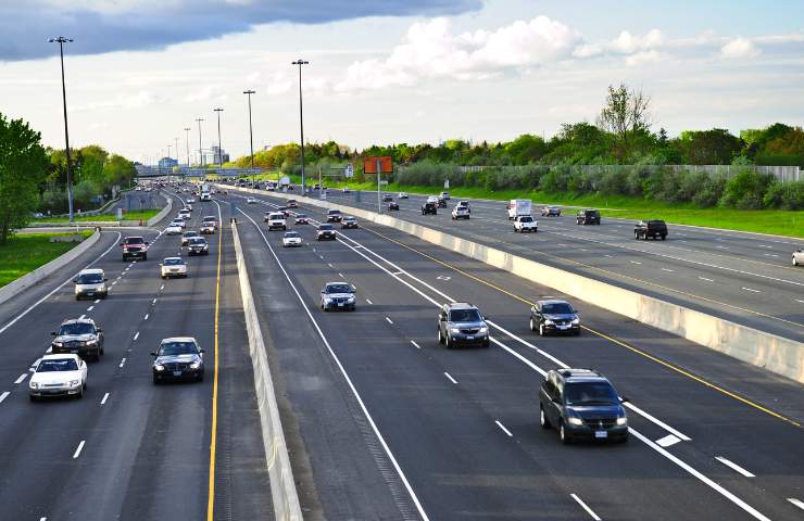 auto che viaggiano in autostrada