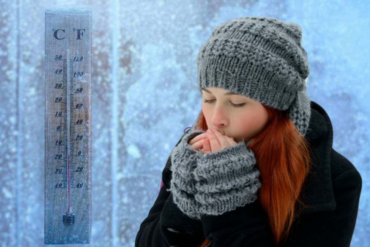 Ragazza con abiti invernali con termostato