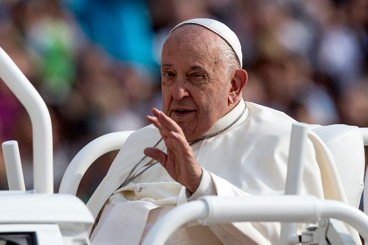 Papa Francesco saluta i fedeli