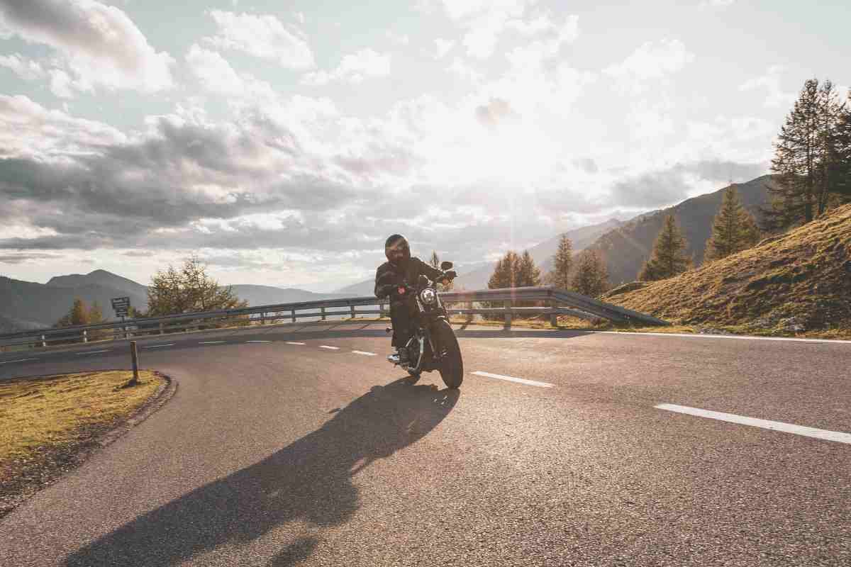 uomo viaggia con la sua moto