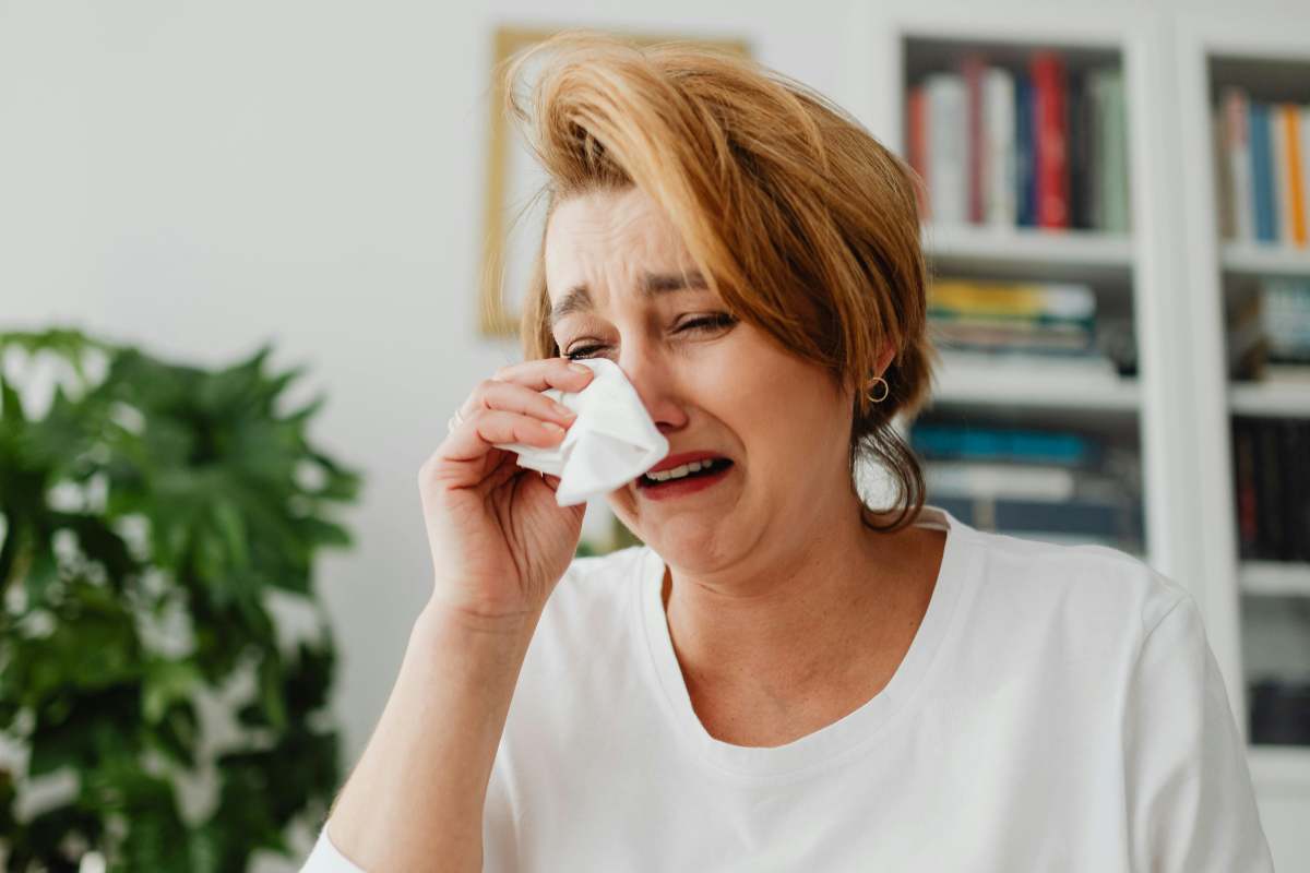 donna in lacrime con un fazzoletto