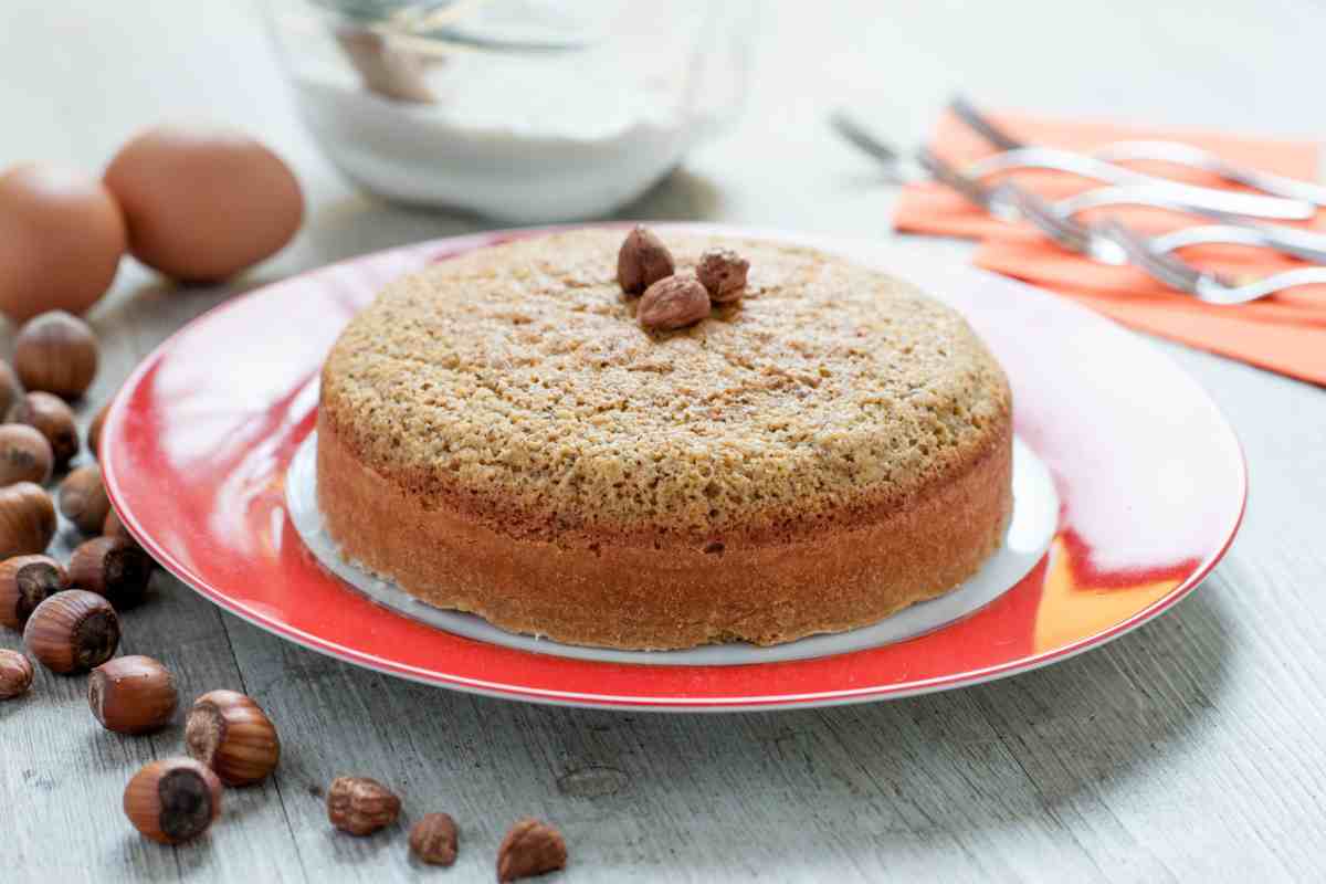 Torta piemontese su piatto colorato